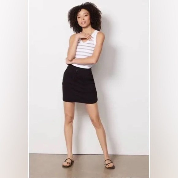 Sundry Women’s Black Dolphin Hem Skirt Size 2 NWT - Picture 2 of 5